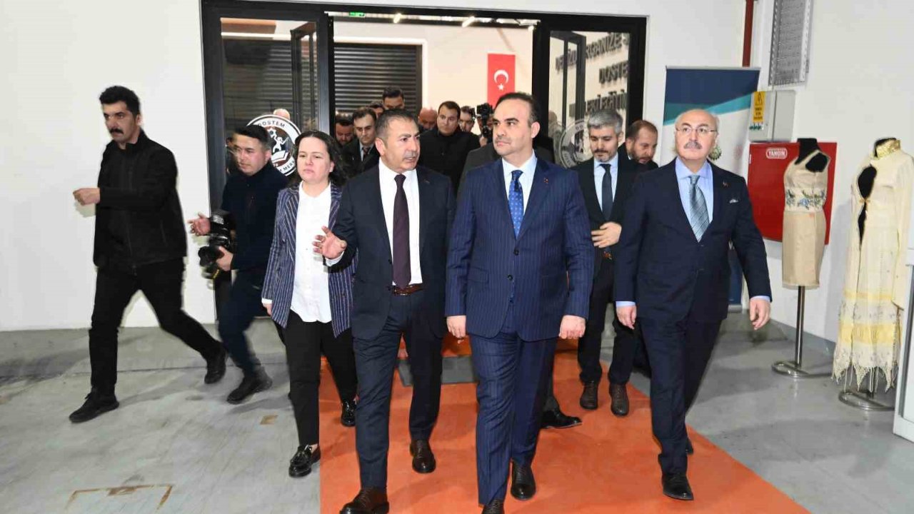 Bakan Kacır, DTO’nun Teknik Tekstil Merkezini inceledi