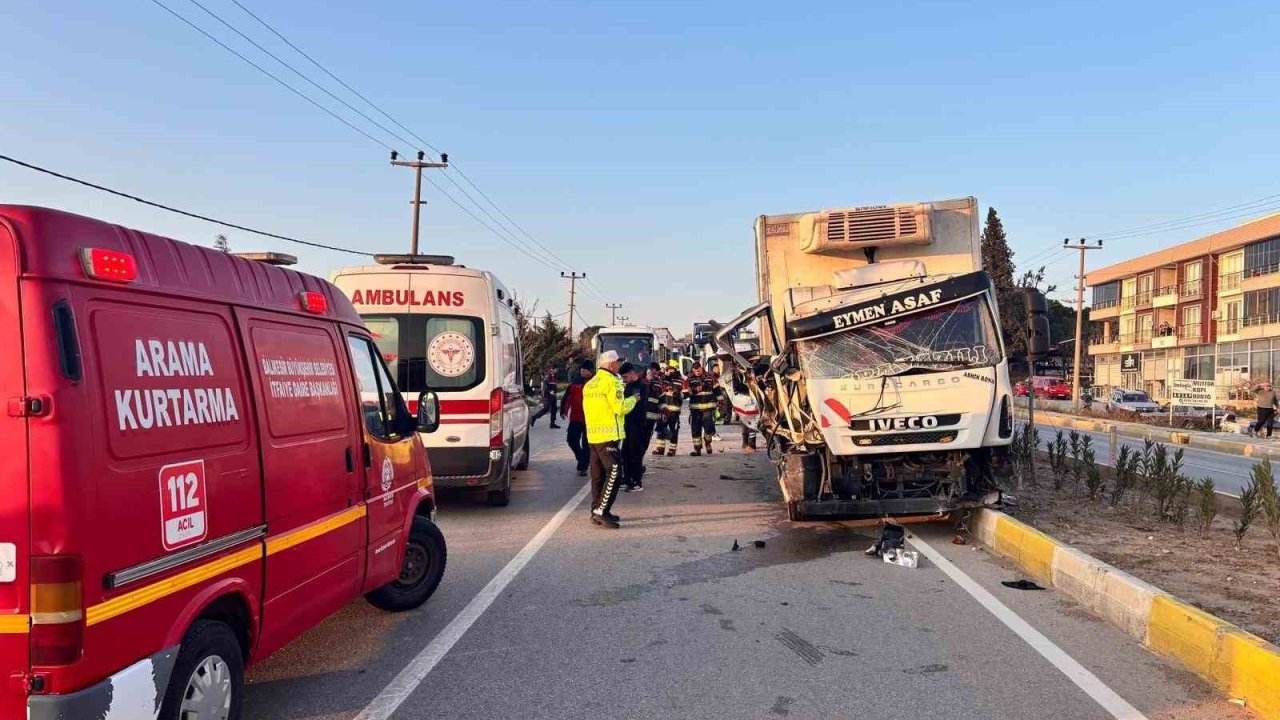 Balıkesir’deki kamyon ile traktör çarpıştı: 2 yaralı