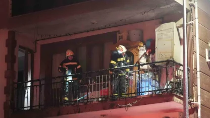 Balkondaki kombiden çıkan yangın mahalle sakinlerini korkuttu