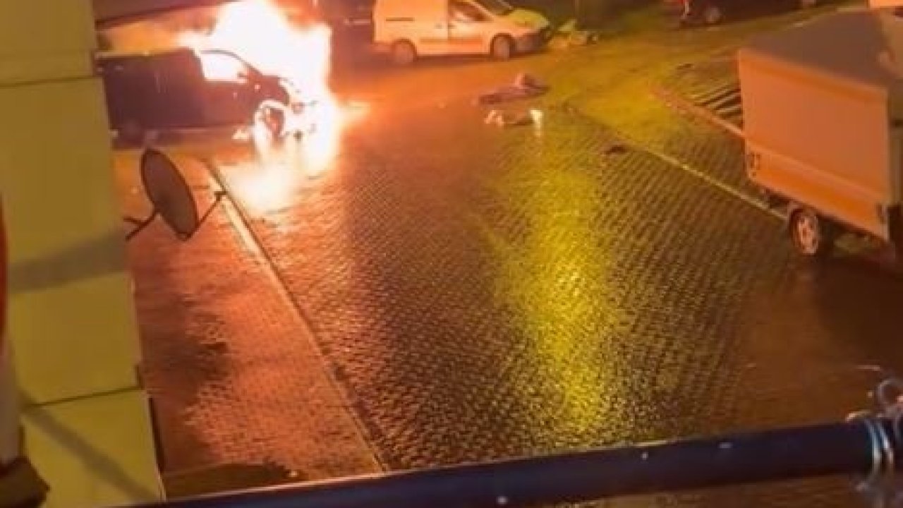 Başakşehir’de alev alev yanan araç kamerada