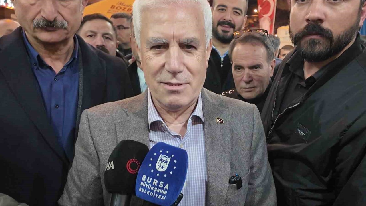 Başkan Bozbey sahurda vatandaşlarla buluştu, tarihi fırınlarda tahinli pide ve simit dağıttı