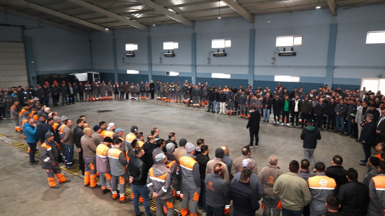 Başkan Palancıoğlu güne mesai arkadaşlarıyla bayramlaşarak başladı