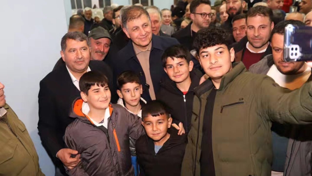 Başkan Tugay, sahur sofrasına konuk oldu