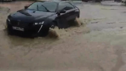 Batman’da sağanak yağış nedeniyle yollar göle döndü, sürücüler zor anlar yaşadı