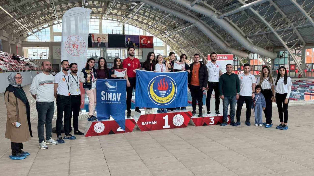 Batman’da yüzme yıldızları sahne aldı