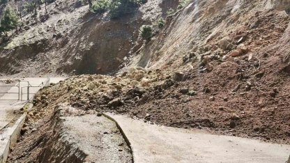 Batman’ın üç ilçesinde meydana gelen toprak kayması ulaşımda aksamalara neden oldu