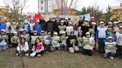 Bayburt’ta öğrenciler Orman Haftası kapsamında fidan dikti