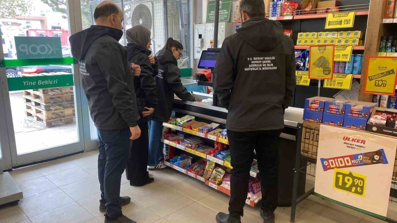 Bayburt’taki marketlerde sıfır atık ve poşet denetimi yapıldı