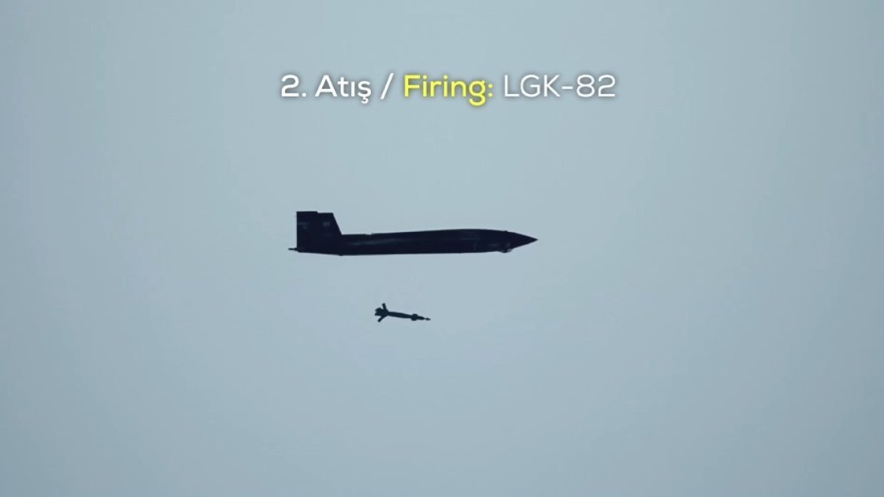 Bayraktar KIZILELMA LGK-82 ve TEBER-82 mühimmatlarıyla hedefi tam isabetle vurdu