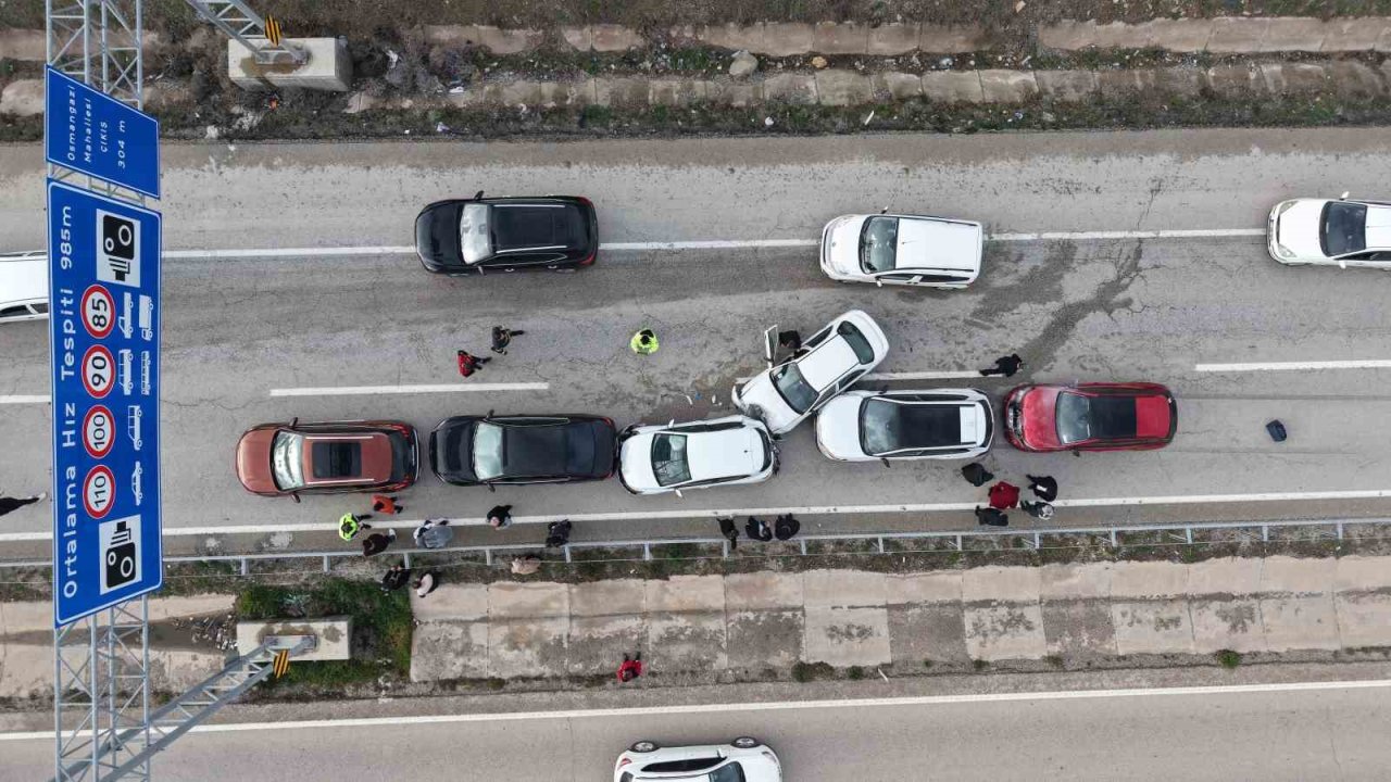 Bayram dönüşü zincirleme kaza: Anne ve iki çocuğu yaralandı