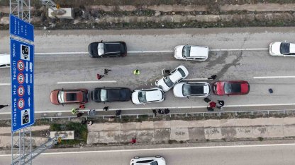 Bayram dönüşü zincirleme kaza: Anne ve iki çocuğu yaralandı