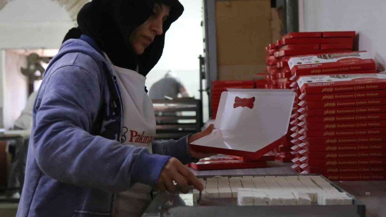 Bayram öncesi imalathanelerde saray helvası mesaisi