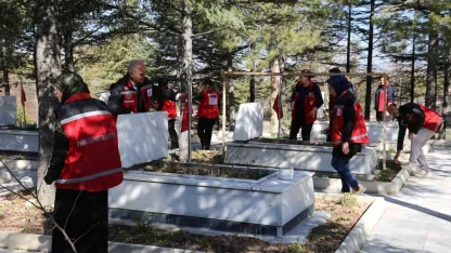 Bayram öncesinde şehitlik temizlendi
