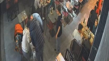 Bebeği Heimlich manevrası ile kurtardı