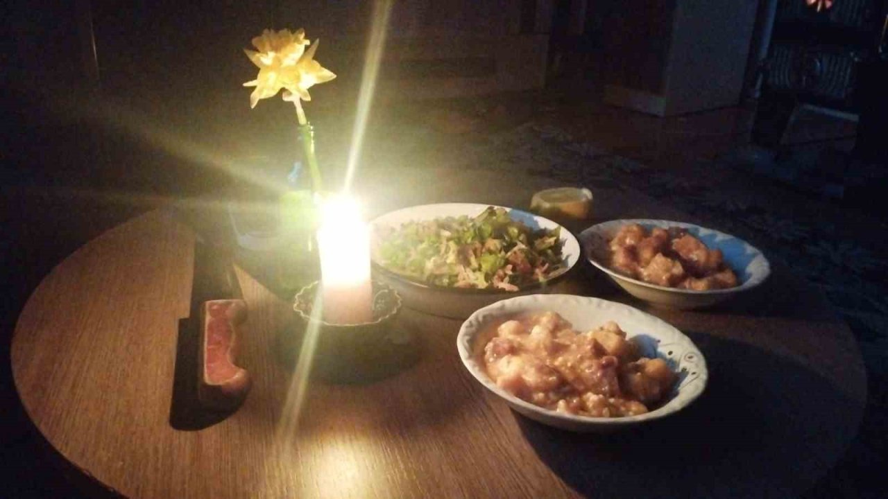 Bilecik’te elektrik kesintisi Ramazan sofralarını kararttı: Köylüler mum ışığında iftar yaptı