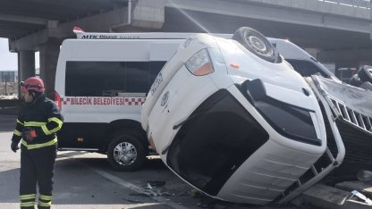 Bilecik’te halk minibüsü ile kırmızı ışık ihlali yapan kamyonet çarpıştı, 8’i hafif 9 yaralı