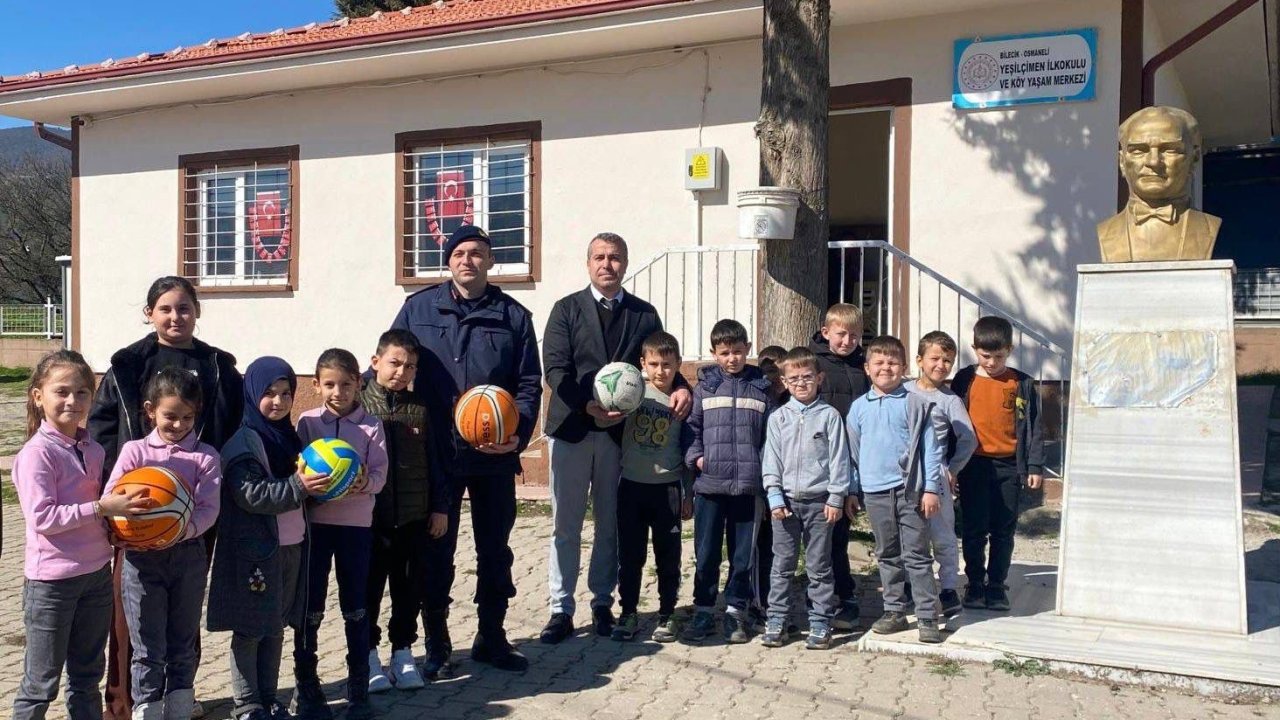 Bilecik’te jandarmadan öğrencilere spor malzemesi desteği
