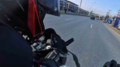 Bir anda şerit değiştirdi, motosikletler çarpıştı