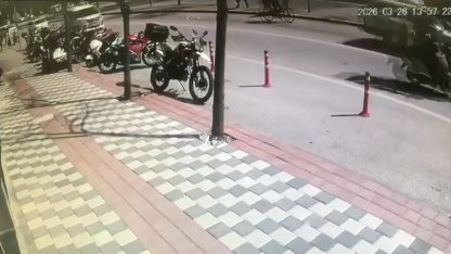 Bisikletli vatandaşın cebinden paralar yola saçıldı, duyarlı esnaf toplayıp sahibini beklemeye başladı