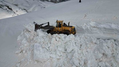 Bitlis’te 5 metreyi bulan karda yol açma çalışması