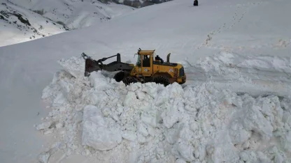 Bitlis’te 5 metreyi bulan karda yol açma çalışması