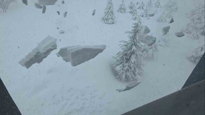 Bitlis’te çatılardaki kar tehlikesi devam ediyor