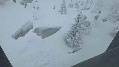 Bitlis’te çatılardaki kar tehlikesi devam ediyor