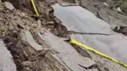 Bitlis’te yağmur sonrası köy yolunda çökme meydana geldi