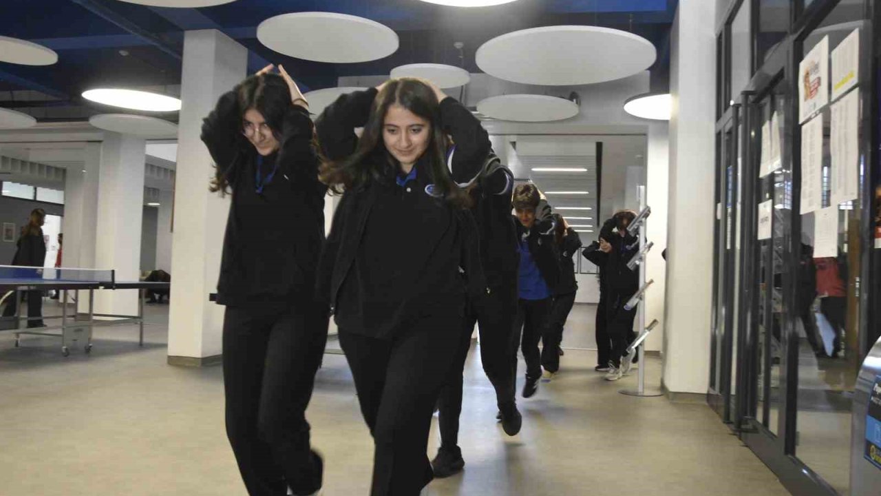 Bitlis’teki okullarda deprem tatbikatı yapıldı