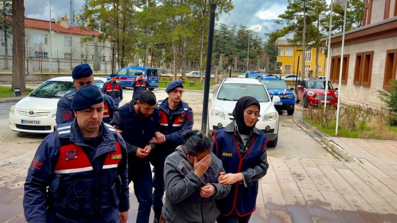 Bohçacı kılığında geldikleri köyde 880 bin TL’lik soygun yaptılar