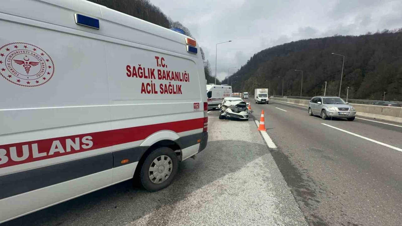 Bolu Dağı Tüneli’nde otomobille kamyonet çarpıştı: 2’si çocuk 4 yaralı