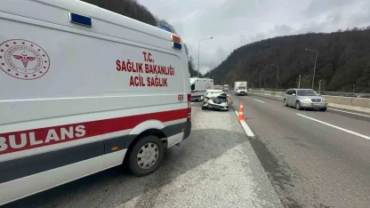 Bolu Dağı Tüneli’nde otomobille kamyonet çarpıştı: 2’si çocuk 4 yaralı