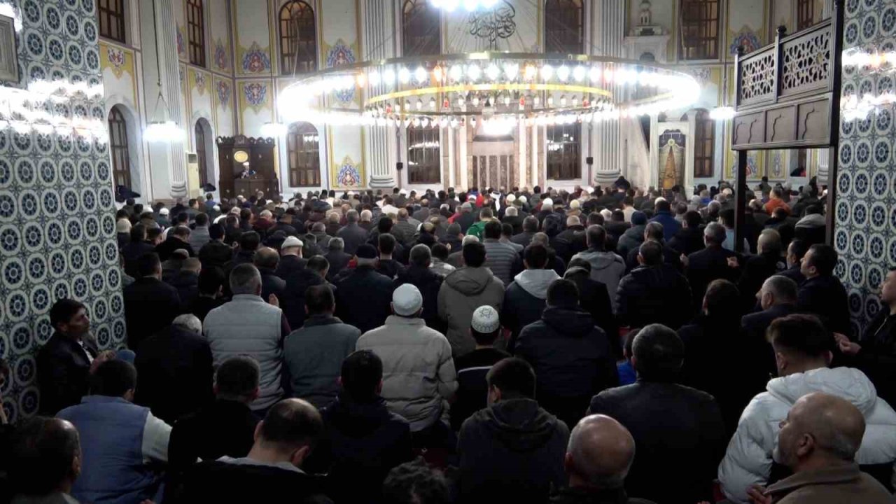 Bolu’da Kadir Gecesi’nde camiler doldu taştı