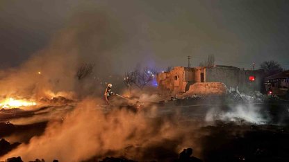 Boş arazide çıkan yangın müstakil eve sıçramadan söndürüldü