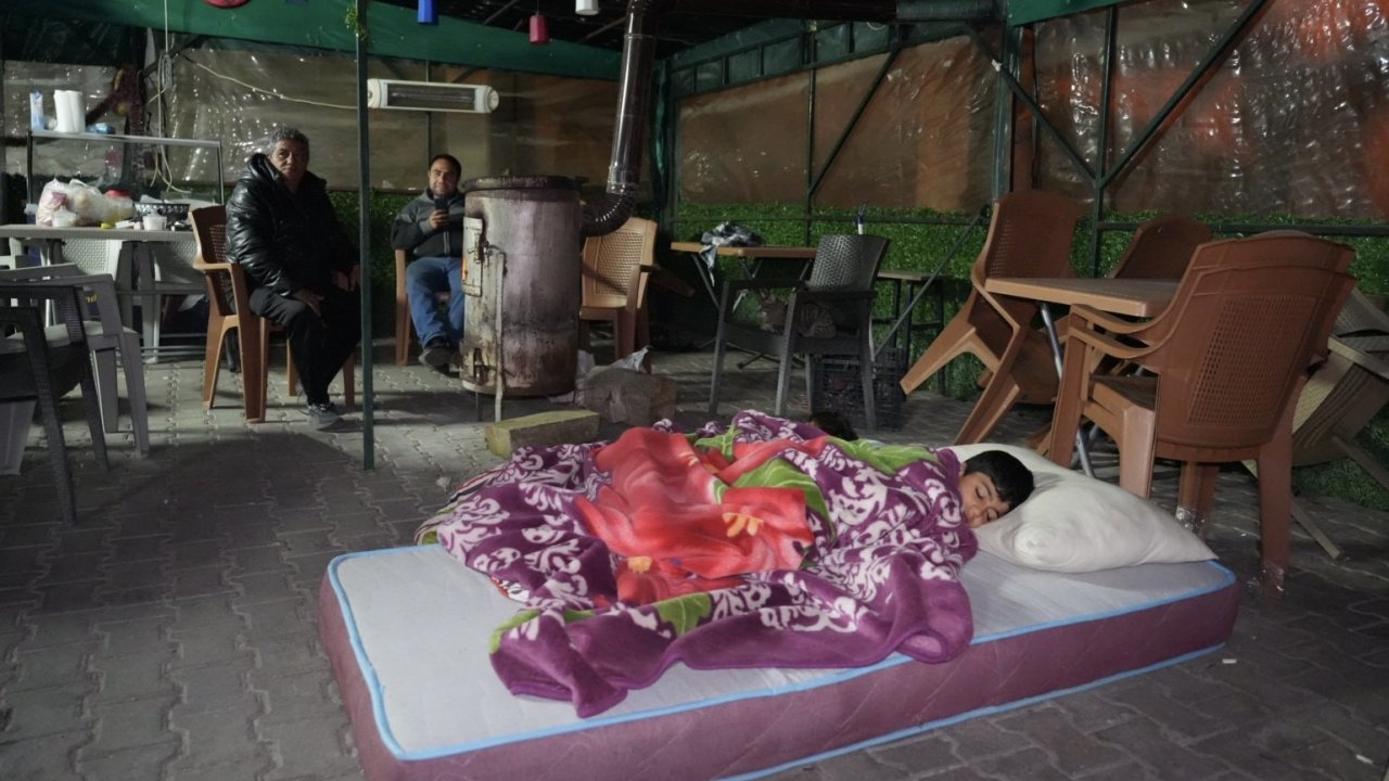 Buldan’da 5.1 büyüklüğündeki depremin ardından yaşanan artçılardan korkan vatandaşlar dışarda sabahladı