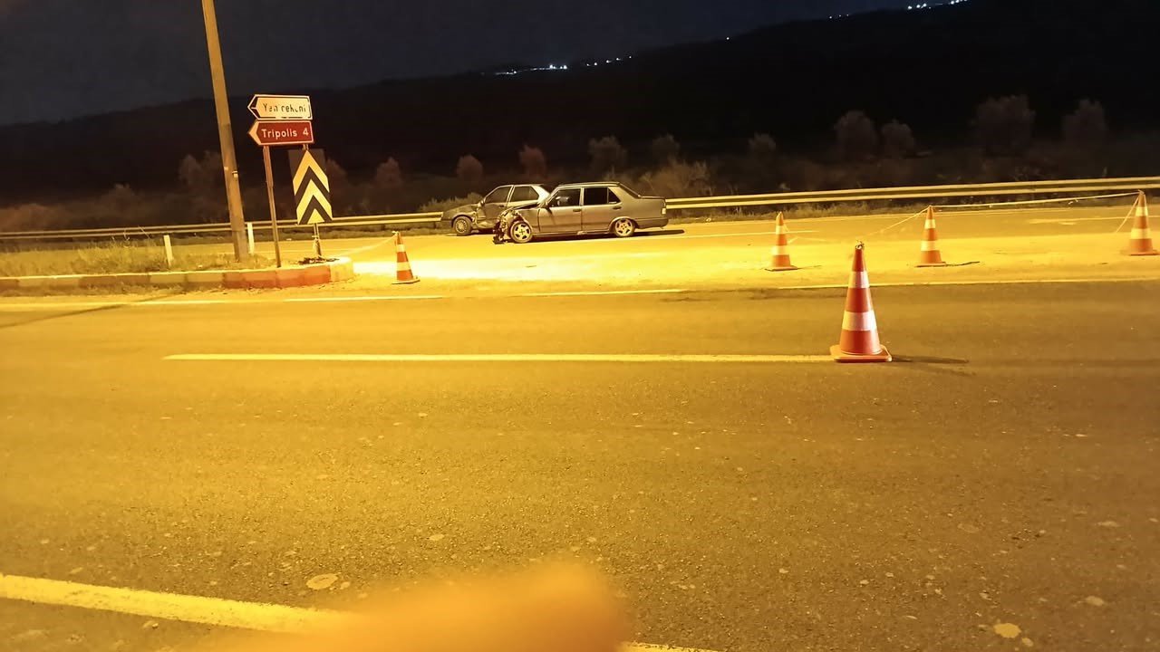 Buldan’da iki otomobil kavşakta çarpıştı; 1 yaralı