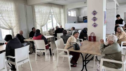 Burhaniye’ de Halk İnisiyatifinden huzurevi ziyareti