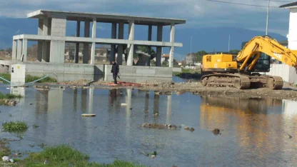 Burhaniye’de pis koku yol değiştirtti