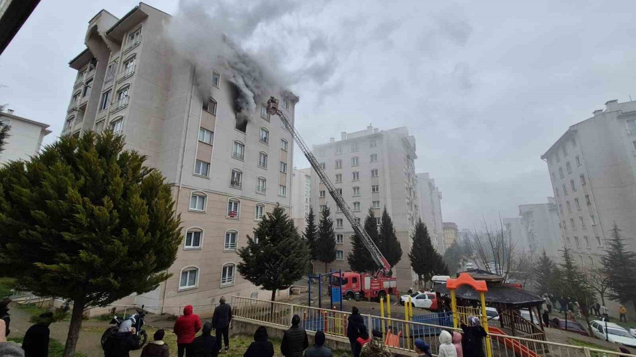 Bursa’da 8 katlı binada yangın