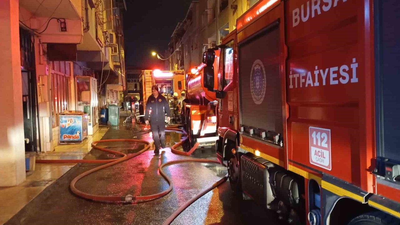 Bursa’da apartmanın çatı katında yangın