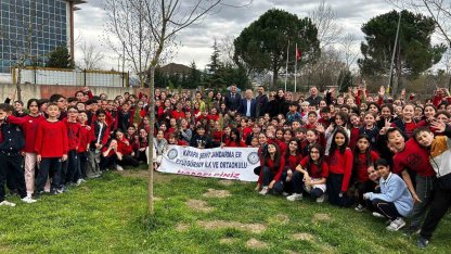 Bursa’da ilköğretim öğrencileri selvi fidanı diktiler