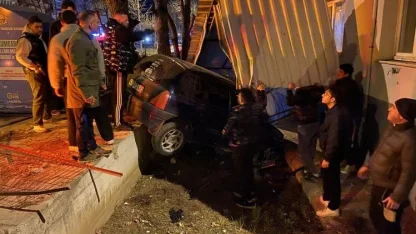 Bursa’da kontrolden çıkan araç apartmanın bahçesine savruldu