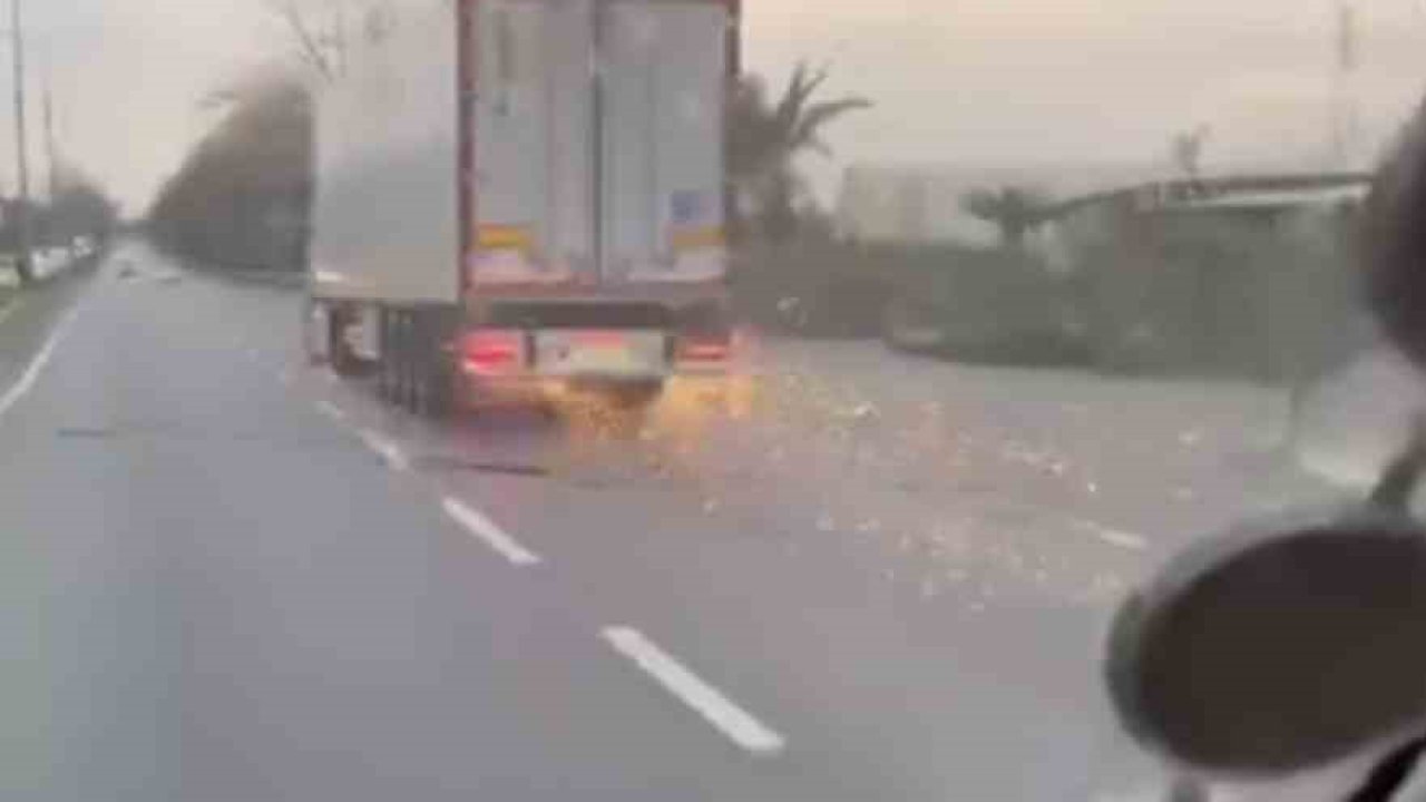 Bursa’da korku dolu anlar, direği deviren TIR olay yerinden kaçtı