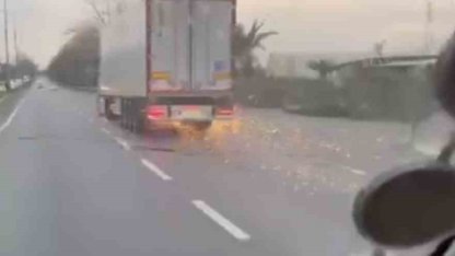 Bursa’da korku dolu anlar, direği deviren TIR olay yerinden kaçtı