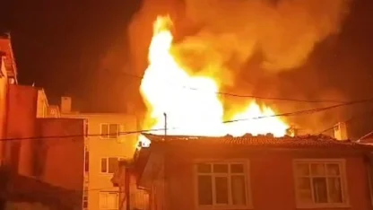 Bursa’da metruk binanın çatı katı alevlere teslim oldu