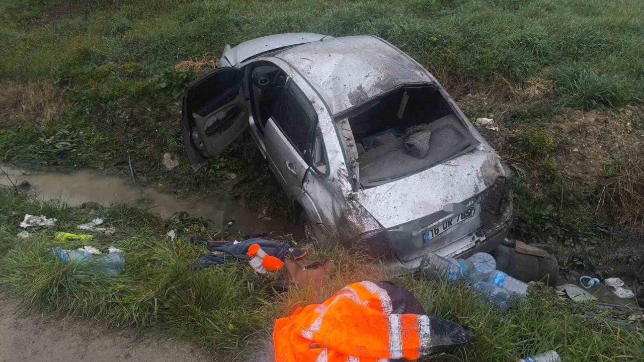 Bursa’da taklalar atan otomobil tarlaya uçtu: 3 yaralı