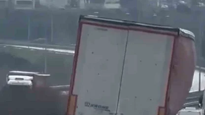 Bursa’da tır yan şekilde ilerledi