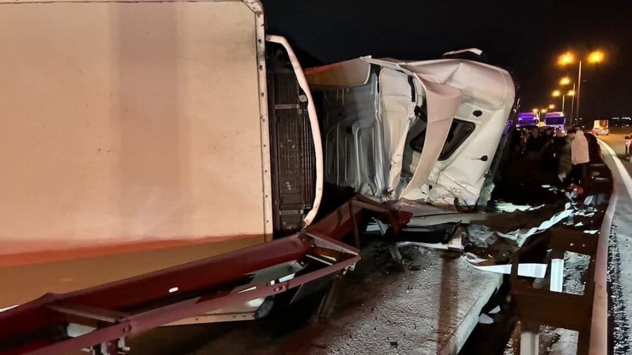 Büyükçekmece TEM Otoyolu’nda tır devrildi: Kilometrelerce trafik oluştu