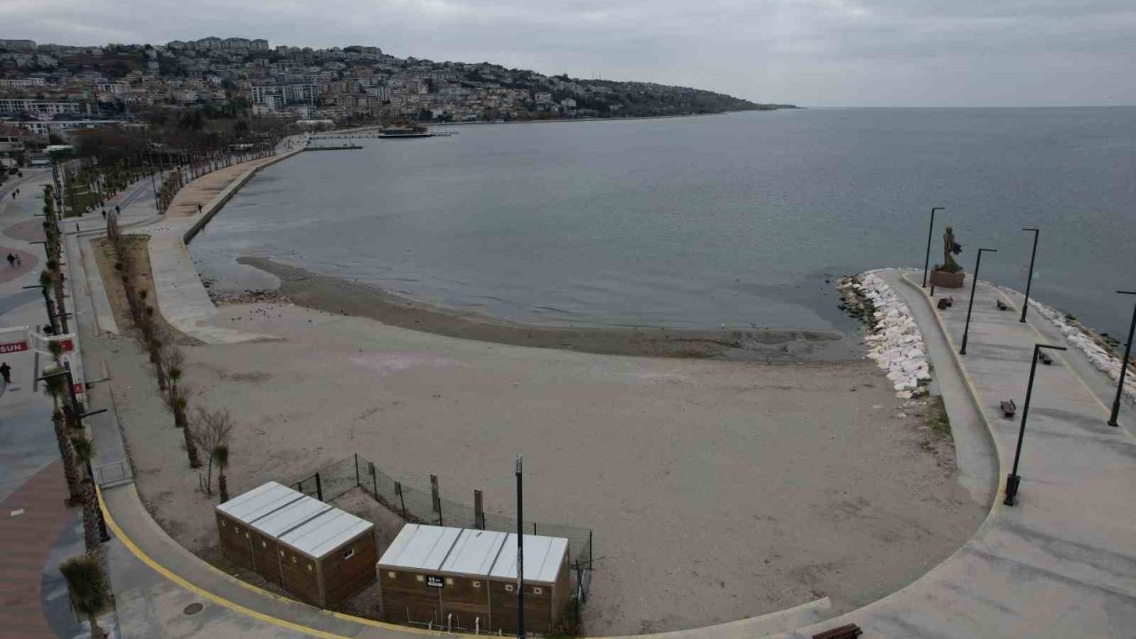 Büyükçekmece’de deniz çekildi