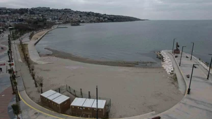 Büyükçekmece’de deniz çekildi